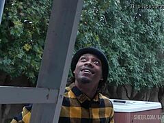 Bella Rolland si hraje s dvojitým dildem sólo, než ji dva černí dělníci tvrdě vezmou do zadku