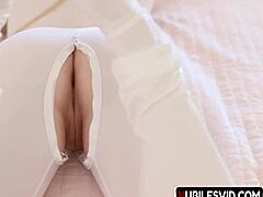 Majhna plavolaska Haley Spades jezdari na stepbrojevem ogromnem kurcu za njegovo gosto obremenitev.