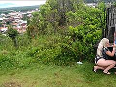 Kamera v parku ujela blondinko, ki se nagiba za javni doggystyle na plaži z veliko ritjo