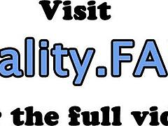 Обворожительная падчерица скачет на толстом члене в дикой сцене, наклоняясь