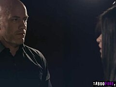 嘿，Derrick Pierce，你能多粗暴支配性感少女Avi Love，用深喉和BDSM顺从在地下室？