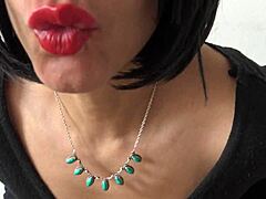 Britisk stemor viser hårete fitte til stesønn i nærbilde