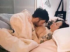 Şilili çift dövme brunet ve oyuncaklarla sıcak seks tadını çıkarıyor