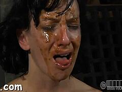 天哪，我受不了... 这个没用的辣妹被激烈鞭打让我震惊