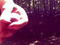 Pulsierender Schwanz entblößt in wilder Outdoor-Nacktszene