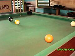 赌注！这个漂亮女孩会在公共酒吧台球游戏中输掉屁股吗？