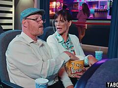 Couple de jeunes baise hard dans le chaos d’un cinéma