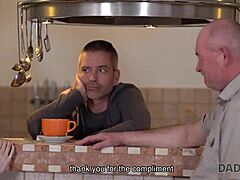 Hey, kakek beruntung, nikmatin memek Jessi yang ketat dicukur setelah blowjob!