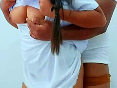 18+青少年情侣在亲密环境中分享热辣时刻