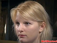 عبدة مقيدة معلقة من سيدها الصارم تماما تحت رحمته