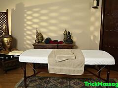 Kumiszórt masszázs MILF mélytorokba veszi a farkat ügyes kezekkel