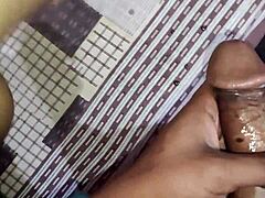 Intialainen desi sakshi kuumenee ja kastuu hardcore-kreampie-skenessä.