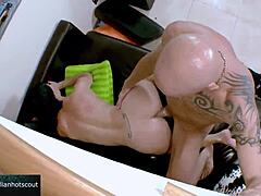 Geil barna latin MILF lovagol keményen nagy farokon.