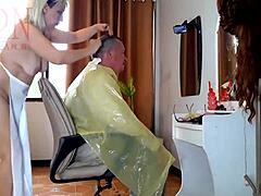 Nahá kaderníčka prekvapí klienta v zásterke v kaderníctve.