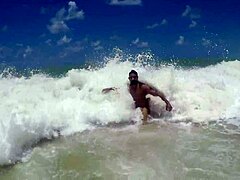 Oye, mira ese culo muscular moviéndose en la playa Tambaba, cosas salvajes