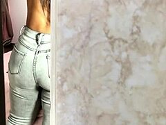 Espiando a madrasta gostosa se trocando, latina morena de bunda grande com calcinha fio dental