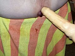 hei mann, se meg ri dildo djupt for kåt gay twink creampie i hjemmelaget anal