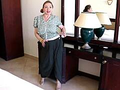 היי, תראו סבתא שופעת מריה אולד מתגרה בגרבונים סקסיים!