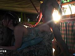 Hippie insatiable m'a traîné dans du sexe sauvage à Woodstock. Baisé non-stop trois jours dans la boue !