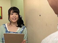 Esta esposa japonesa sin sostén de al lado da señales de estar lista para acción cruda, su mirada lo dice todo