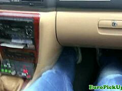 فتاة التاكسي تعرض وتأخذ نقوداً لنيك مجنون في السيارة