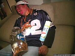 Egyetemista kurva fehérneműben teherbe esik szopás közben vad partin. Micsoda rendetlen éjszaka!