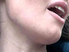 Curvă frumoasă se pișă în public și se masturbează pe străzile din Londra muncitorească