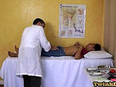 Ome, twink médico recebe exame selvagem do doutor maduro... tão quente! 😈