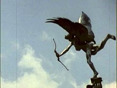 Retro rdečelaska babica pokaže dlakavo pičko v vintage šestdesetih sceni