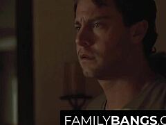 Familybangs Com - Anak tiri Seth Gamble hibur Mommy Silvia Saige yang nangis dengan perawatan lembut