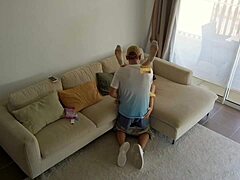 Utro ektemann knuller barnevakten mens kona er borte for litt godteri