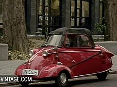 Vintage orálny sex a divoký sex s nadržanou brunetkou susedkou