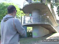 उत्साही लातीना युवती डीपथ्रोट कैश इंटरव्यू में इंटेंस डिजायर महसूस करती है