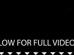 MILF Julia North bere interrasovou trojku s akcí monstrózního ptáka.