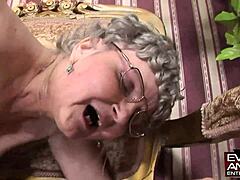 60+ bestemødre Noe og Mammy craver lesbisk action på sofaen 😘