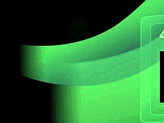 эй, глянь, как доминатрикс мисс эйприл хлещет трех рабов одновременно!