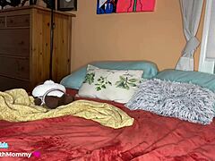 Слатка јеврејска пасторка вара и постаје неваљала са пасторком у тајности