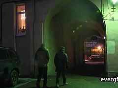 Проклетство, друг набија моју бившу девојку за паре јако