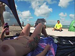 Exhibitionistin Mrs. Kiss teilt Nacktstrand-POV mit Voyeuren