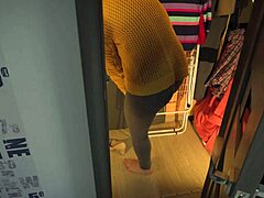 Heiße Sekretärin reizt Arsch in engen Jeans mit sichtbarem Höschen-Saum