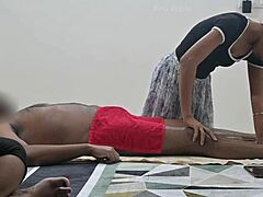 Warum zeig ich meinen Schwanz der Masseurin neben meiner Frau?