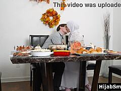 Müslüman kız Şükran Günü masasında sertçe sikiliyor