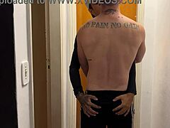 Mladi momci uhvaćeni kako se ljube na kameri zgrade