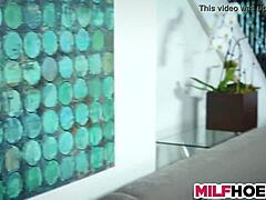 Condivido la fica dolce con la matrigna seducente oggi