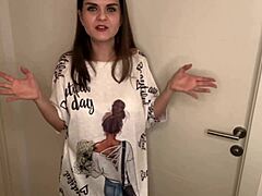 Stiefmoeder met dikke lul betrapt door stiefzoon, laat hem hem zuigen!