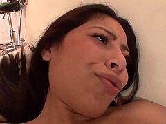 Yo y Nicole Ferrera lamiendo coño kinky de Crystal Jewels con tatuajes sexys se siente tan bien