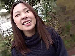 小富山崎が隠れた淫乱妻との生交渉。恥ずかしがり屋の魅力が熱い日本アクションで展開