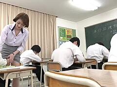 Stille climax les maakt getrouwde lerares Mayuko kletsnat