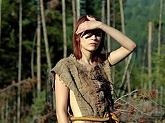 Naken jente berører seg selv i skogen, så dristig! 🌲