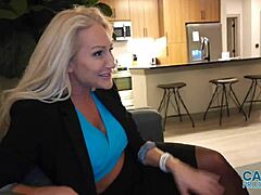 Kurvige MILF Maklerin Alexis Malone reitet Kunden hart